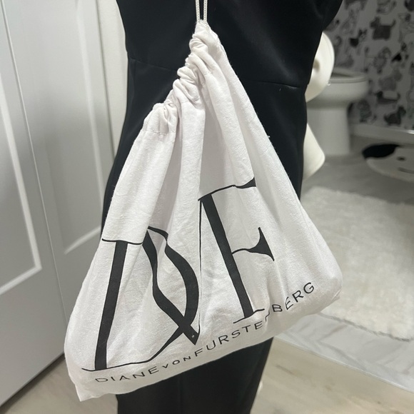 Diane von Furstenberg purple clutch w/attachable straps and dust bag. - Picture 9 of 11